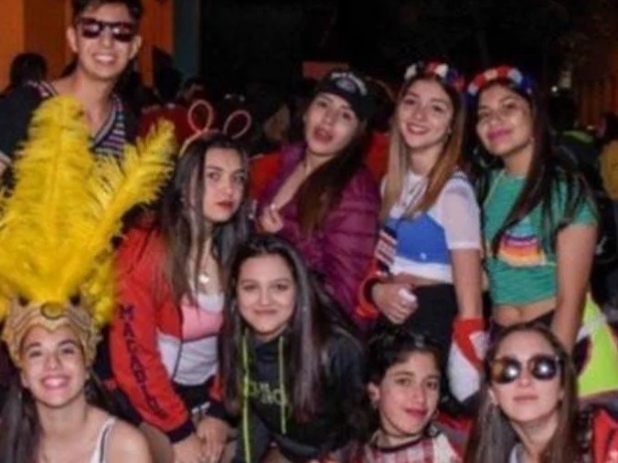 Alumnos se sacaron una foto y se llevaron una desagradable sorpresa al ver a alguien inesperado