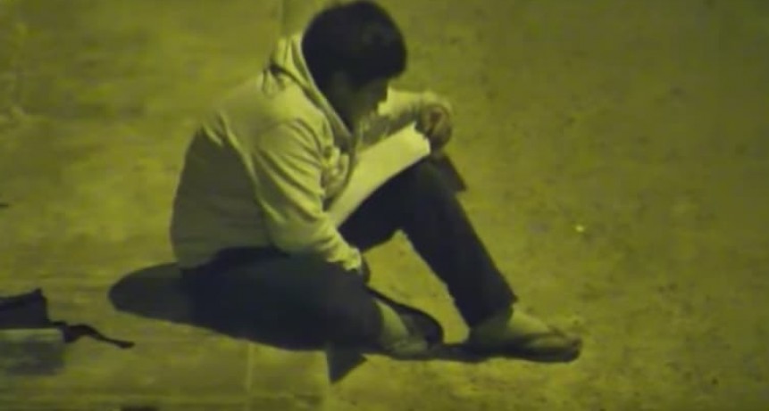 Un millonario le regalará una casa al nene que se hizo viral haciendo la tarea en la calle