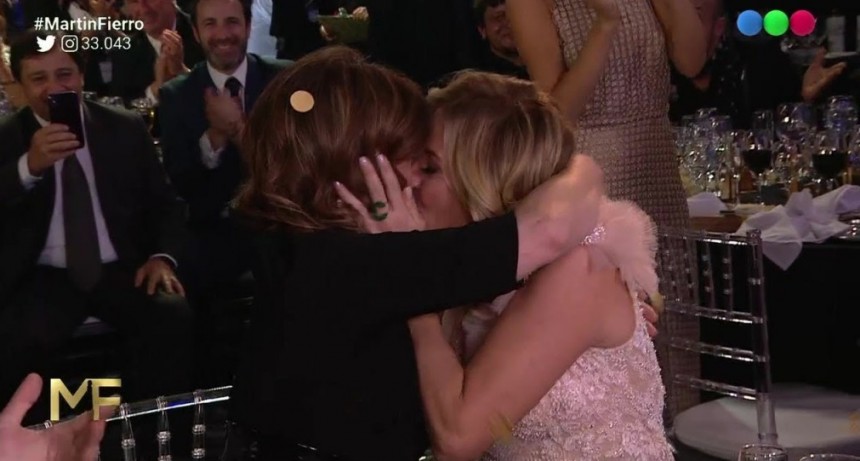 El beso de Carla Peterson a Nancy Dupláa en los Martín Fierro 2019: «¿Se nota que la amo?»