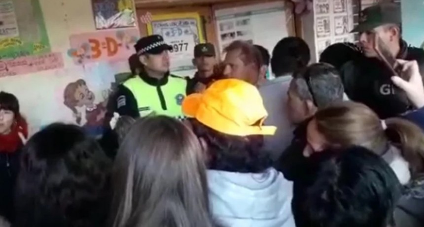 Insólito: presidenta de mesa se levantó al baño y se llevó la urna