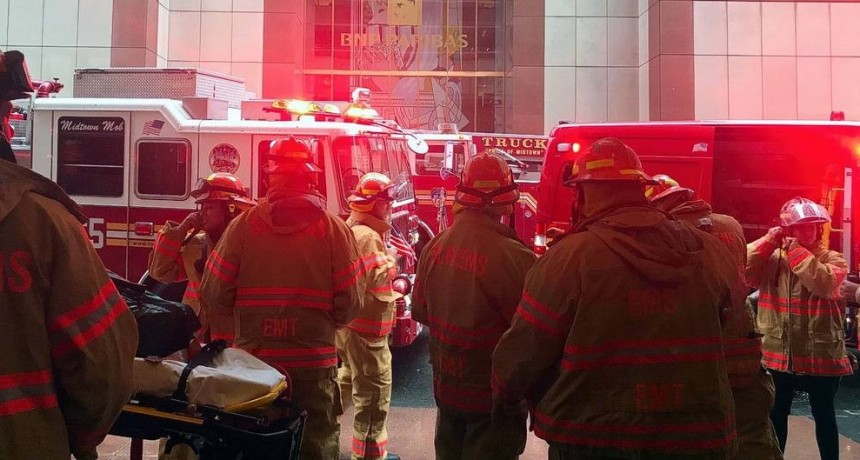 Un helicóptero impactó contra un edificio en Nueva York