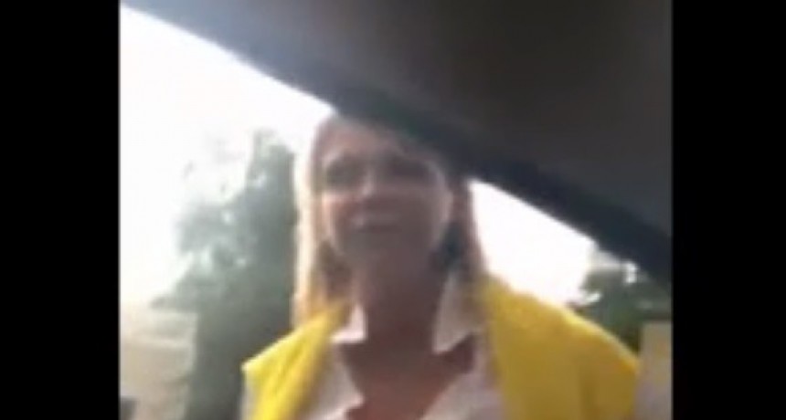 Manejaba despacio porque en la calle había un pozo y una conductora lo chocó y lo atacó a martillazos