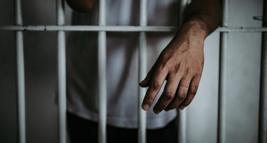 Abuso sexual en una comisaría: acusan a cinco jóvenes