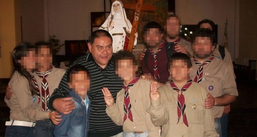 Denuncian por abusos a un cura que ofrecía dólares por sexo y decía que podía curar la homosexualidad