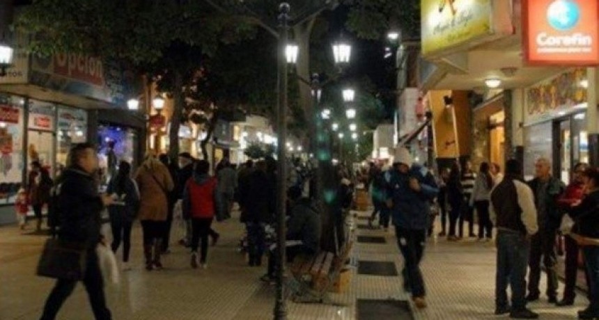 Dos aprehendidos por intentar robar ropa en un local del centro