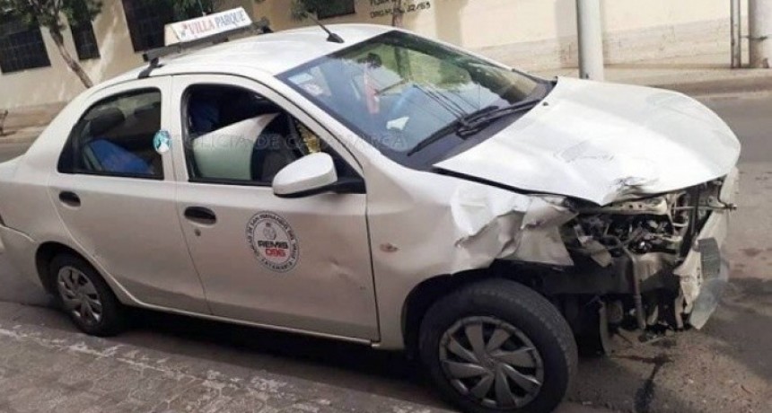 Violento choque entre una moto y un remis