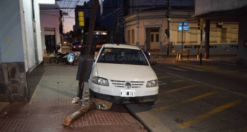 Chocó contra un poste de luz y lo quebró