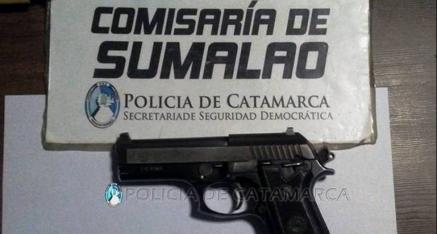 Arrestaron a cuatro personas, entre ellas un policía, en un control vehicular