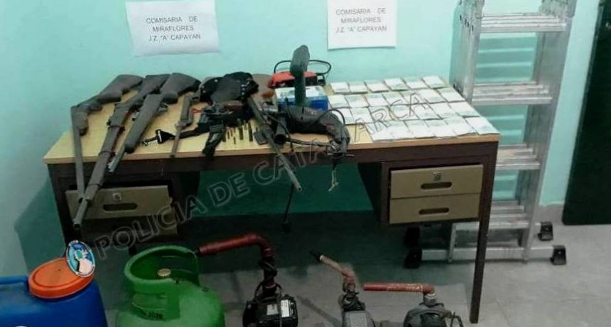 Secuestran armas de fuego y dinero en efectivo tras un allanamiento