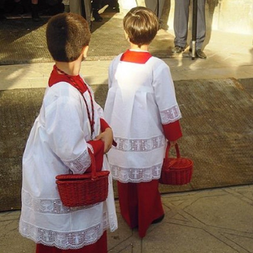 Niños oficiaban de monaguillos en una misa y les robaron a plena luz del día