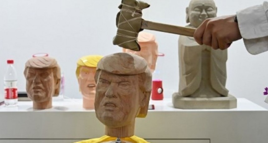 Golpear la cabeza de Donald Trump con un martillo, un remedio contra el estrés