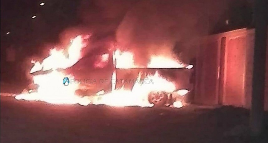 Piromaníaco destruyó por completo una camioneta en el barrio Antinaco