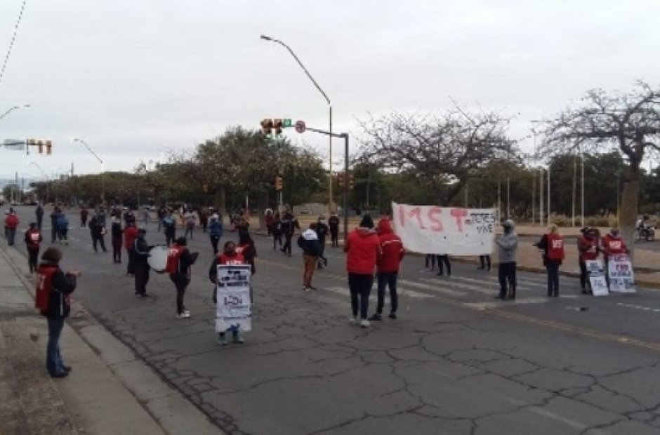 El MST reclamó por viviendas y la  universalización del Ingreso Familiar de Emergencia frente al Cape