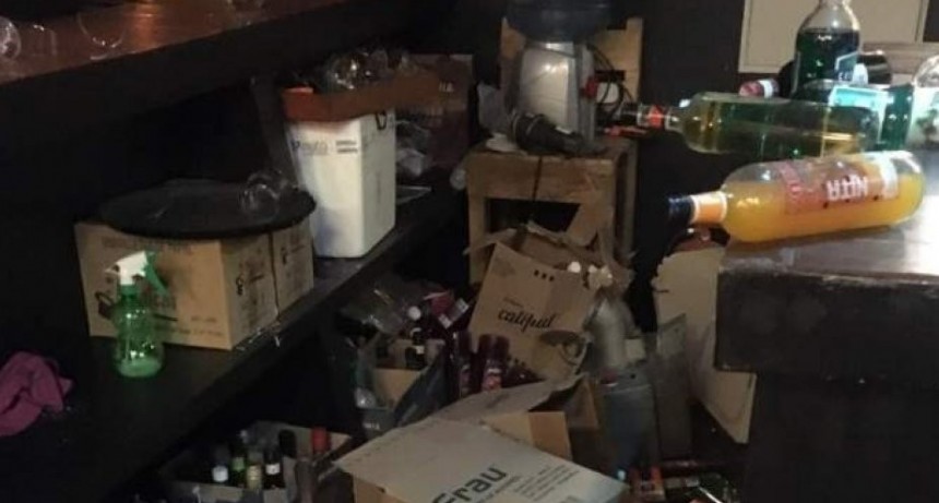 Ordenaron la detención de la mujer que destrozo el bar de su expareja