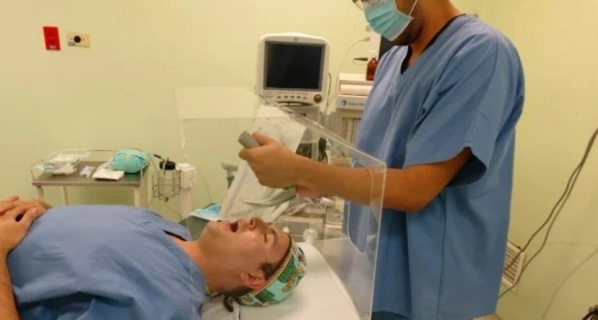  Diseñan caja para intubar a pacientes con Covid-19