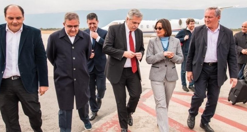 Fernández firmaría convenios para obras viales y cloacas