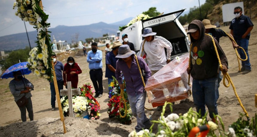  El Gobierno de México modifica sus previsiones sobre la pandemia de covid-19 y desata una oleada de críticas 