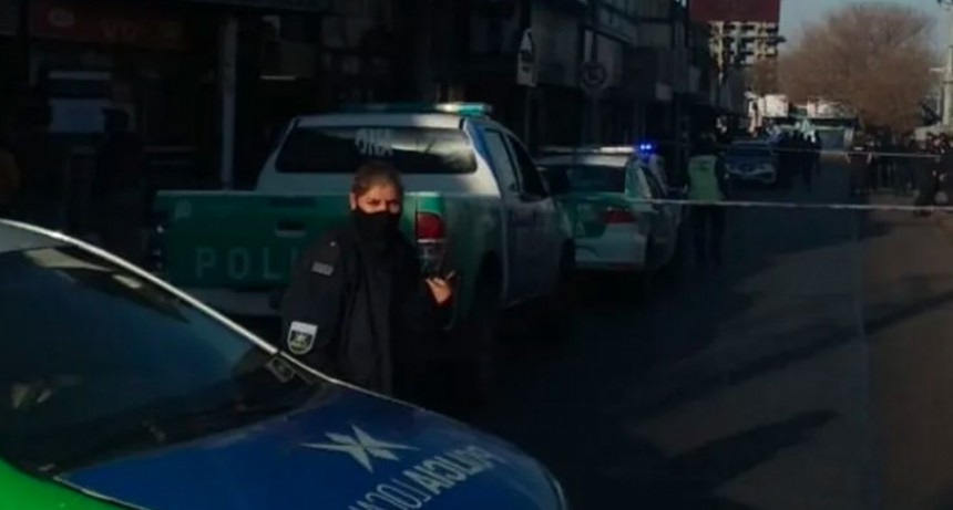 Policía mató a un joven que intentó apuñalarlo: lo acusan de homicidio