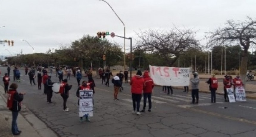 El MST reclamó por viviendas y la  universalización del Ingreso Familiar de Emergencia frente al Cape
