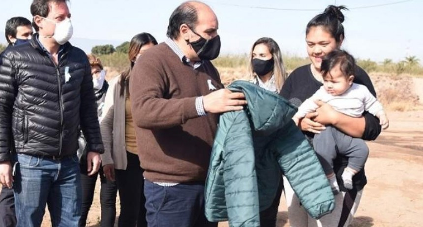 Comenzó la entrega de abrigos a más de 200 familias