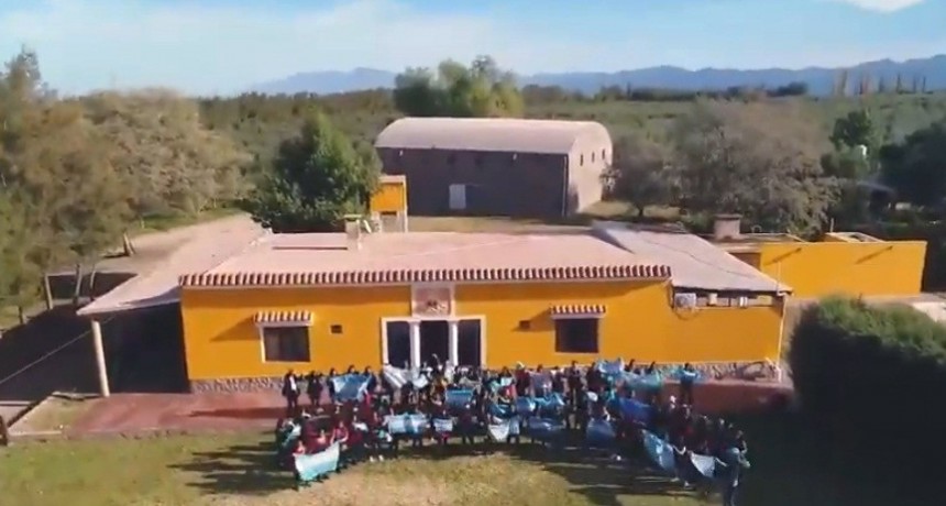 Emotivo homenaje en el Día de la Bandera con lenguaje de Señas