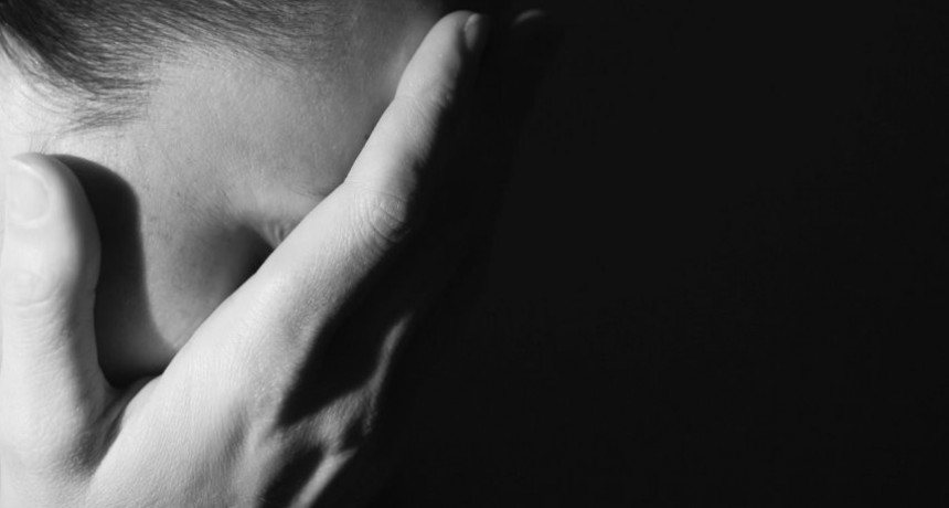 Tenía encerrados en el interior de su casa a su pareja y a sus dos hijos menores 