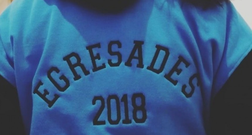 Aparecieron los primeros buzos "Egresades 2018"