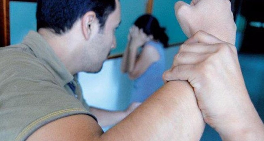 Remisero, golpe&oacute; a su mujer, y arroj&oacute; del veh&iacute;culo a sus dos hijos