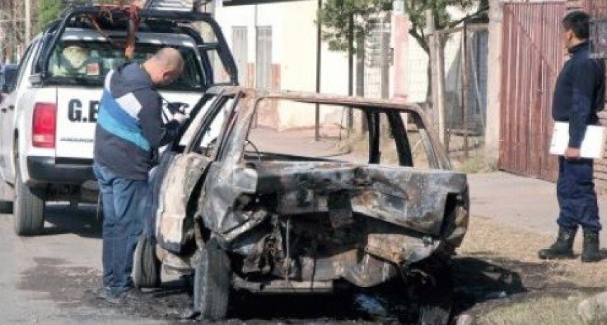 Incendian dos autos a escasos metros uno del otro