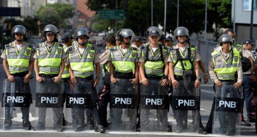 El "generoso" bono de Maduro a sus polic&iacute;as alcanza para una gaseosa