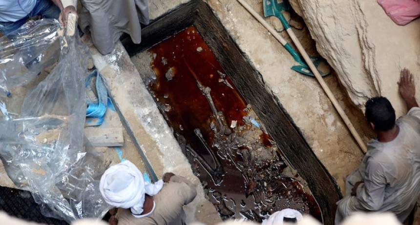 Hab&iacute;a tres cuerpos en el sarc&oacute;fago hallado en Egipto