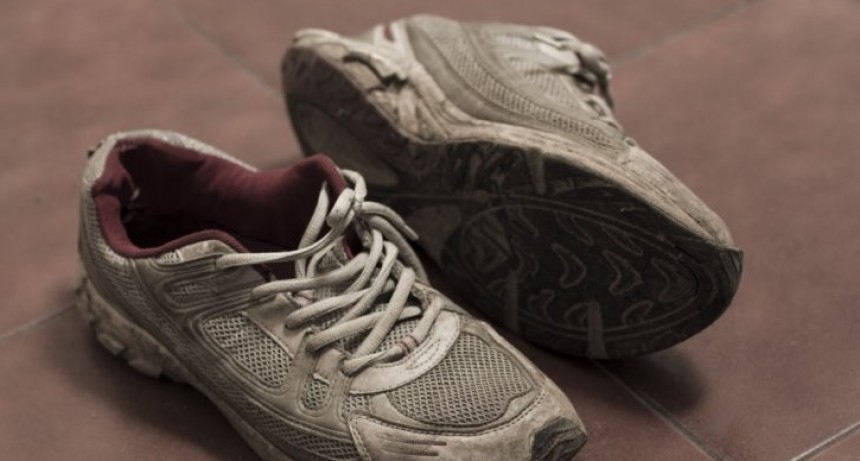 Violento asalto a un joven le robaron hasta las zapatillas 