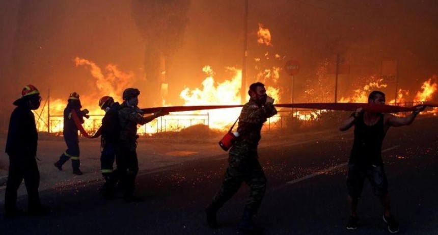Huida masiva: el fuego ya est&aacute; sobre Atenas
