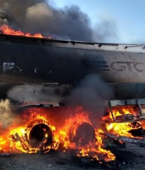 Despedidos prendieron fuego un cami&oacute;n en la ruta