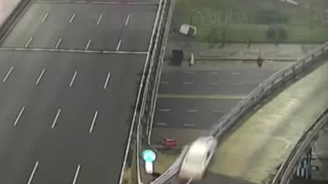  Impactante: as&iacute; sali&oacute; volando el auto desde la General Paz