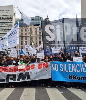 Masiva protesta contra los despidos en la prensa Argentina