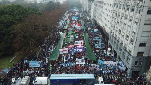 Multitudinaria marcha contra los cambios en las Fuerzas Armadas