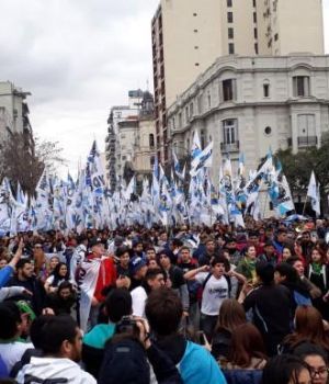 Multitudinario acto contra el FMI en la 9 de Julio
