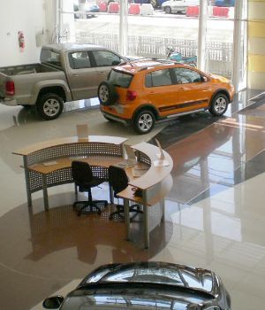Por la devaluaci&oacute;n y cr&eacute;ditos caros, cae la venta de autos