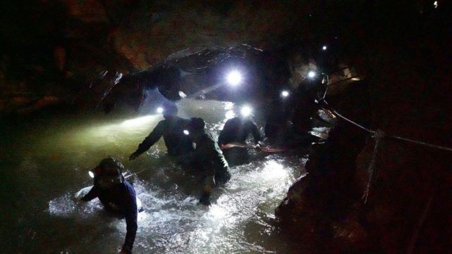 Rescatan sanos y salvos a 12 nenes atrapados en cueva de Tailandia
