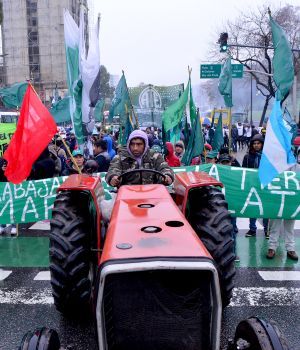 "Tractorazo" para exigir pol&iacute;ticas que financien a peque&ntilde;os productores