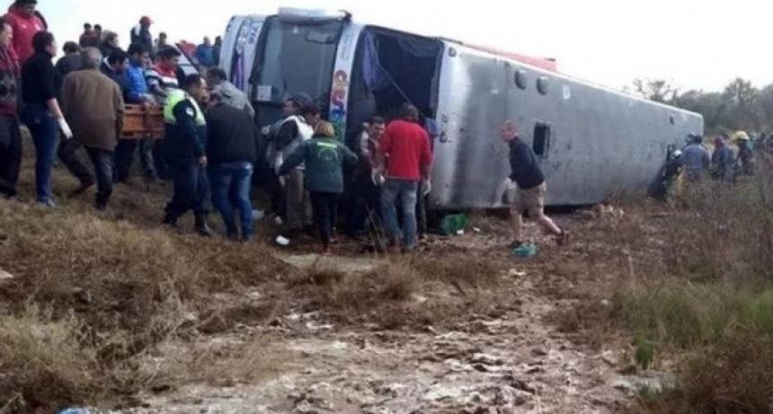 Volcó un micro con jubilados: al menos 16 muertos