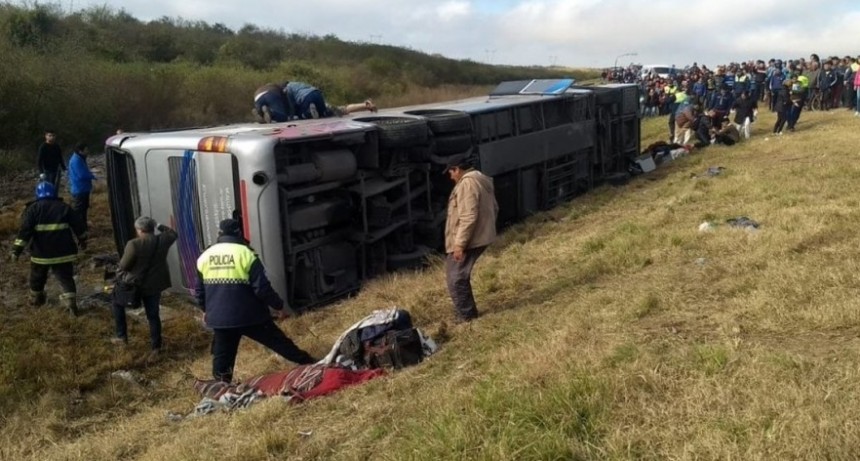 Detuvieron a los dos choferes del micro que volcó en Tucumán