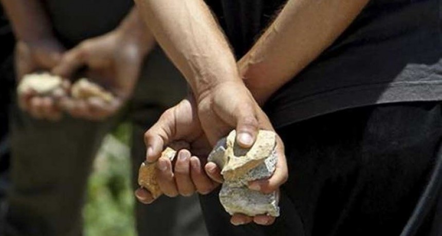 Apedreó una vidriera y vecinos casi lo linchan