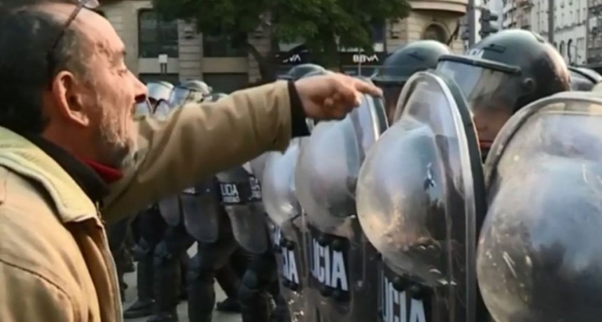Incidentes y tensión en el Obelisco: hay dos detenidos