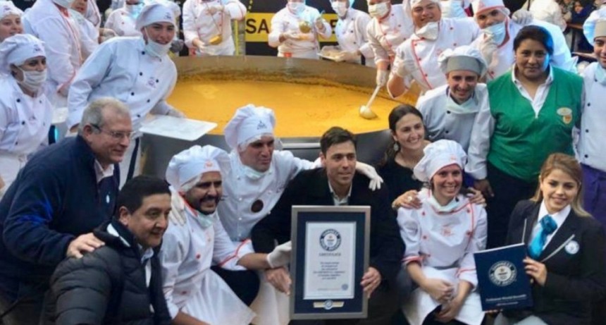 La humita más grande del mundo se cocinó en Tucumán