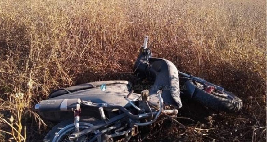 Obreros desmalezaban y encontraron una moto abandonada