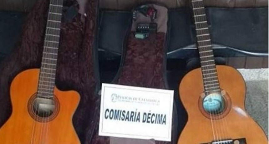 En un baldío encuentran dos guitarras