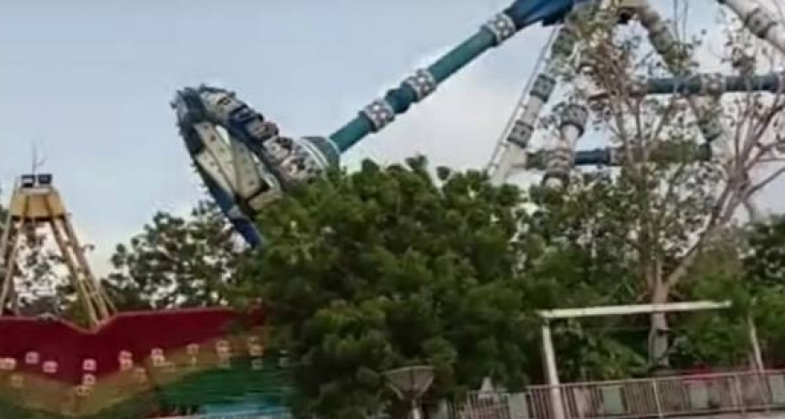 El terrible instante en que un juego mecánico se desplomó y provocó la muerte de dos personas en la India