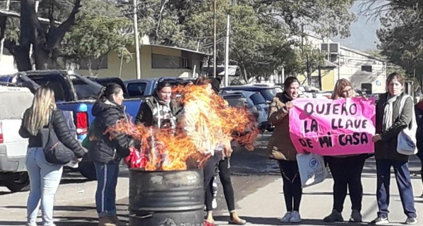 Continúa el reclamo en el IPV por el listado de viviendas